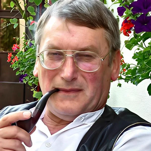 Портрет Фолькер Михельс