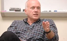 Портрет Дуглас Гловер