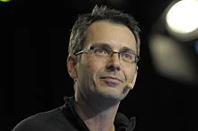 Портрет Том Вуджек