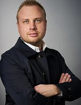 Портрет Дэн Фарнворт