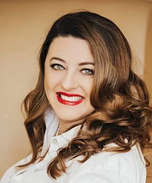 Портрет Лисса Кей Адамс