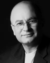 Портрет Махбод Сераджи