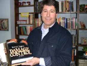 Портрет Роберт Дугони