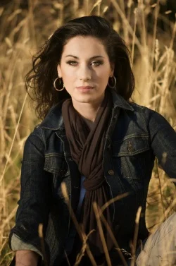 Портрет Чеви Стивенс