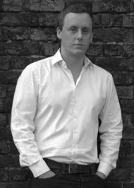 Портрет Том Вуд