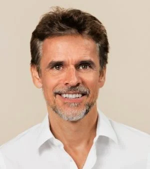 Портрет Томас Брецина