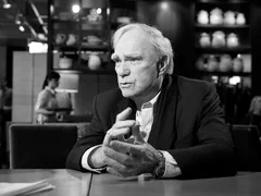 Портрет Роберт Макки