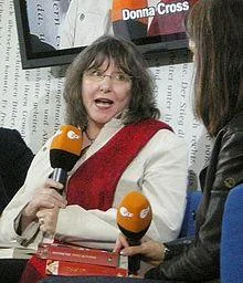 Портрет Донна Вулфолк Кросс