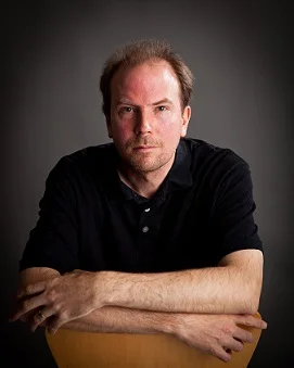 Портрет Марк Лоуренс