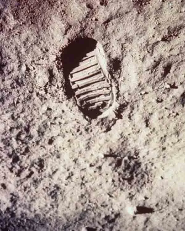 Обложка Люди Земли на Луне