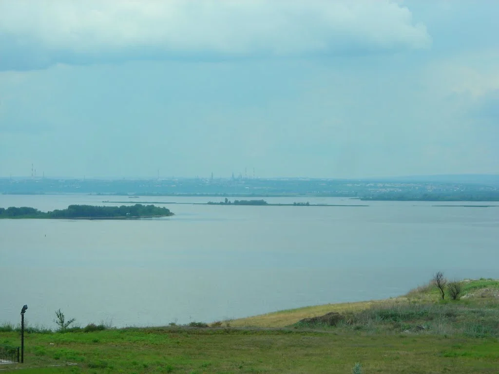 Обложка Течёт река…