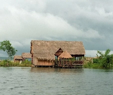 Обложка Меж зеркал воды и неба
