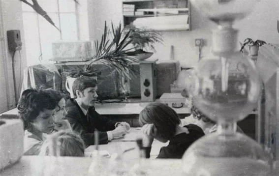 Обложка Четыре жизни. 2. Доцент